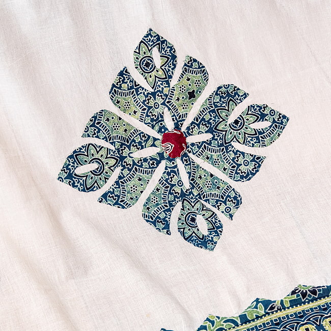 アジュラック染め布とバルメール村アップリケの大判布 約115cm x 180cm 4 - アップで見てみました。