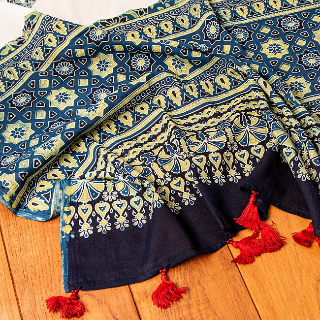アジュラック染め布とバルメール村アップリケの大判布 約115cm x 180cm 8 - 端には飾りふさがあります