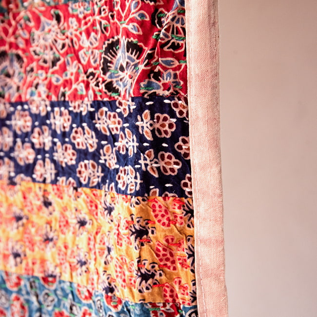 【展覧会出品用 最高級品・１点物】カンタ刺繍とバルメール村の美しいアップリケの特大マルチクロス 【約278cm x 225cm】-レッド 10 - 端部分の様子です。