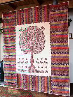 【展覧会出品用 最高級品・１点物】カンタ刺繍とバルメール村の美しいアップリケの特大マルチクロス 【約278cm x 225cm】-レッド - サブ2