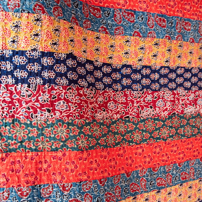 【展覧会出品用 最高級品・１点物】カンタ刺繍とバルメール村の美しいアップリケの特大マルチクロス 【約278cm x 225cm】-レッド 4 - カンタ刺繍部分をアップにしてみました。インドらしいウッドブロックプリントを用いています