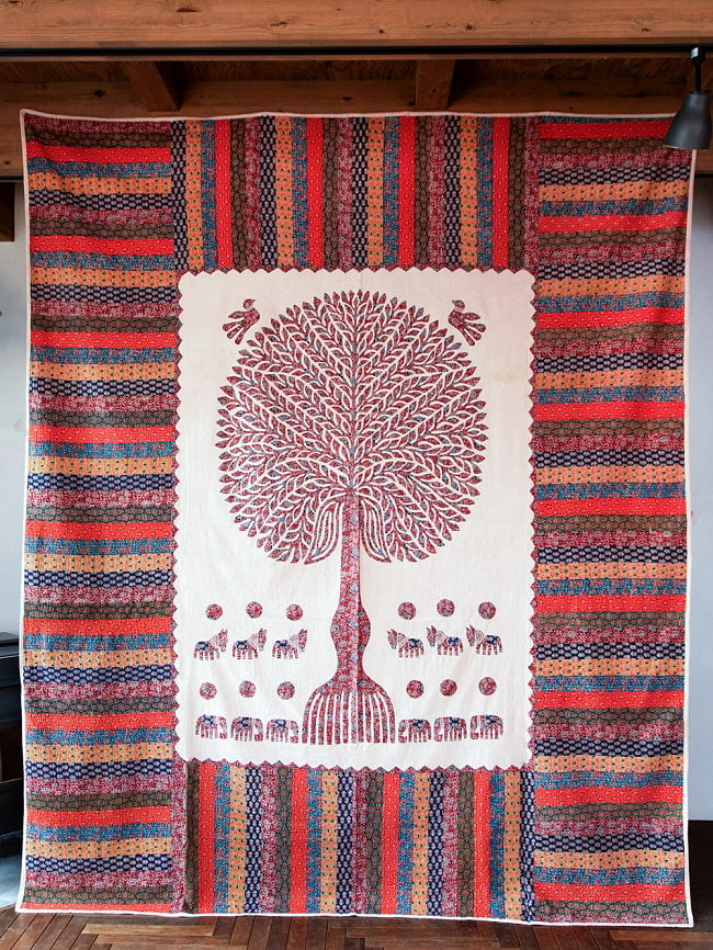 【展覧会出品用 最高級品・１点物】カンタ刺繍とバルメール村の美しいアップリケの特大マルチクロス 【約278cm x 225cm】-レッドの写真1枚目です。インド伝統のブロックプリント布のカンタ刺繍ににバルメール村のアップリケが組み合わさった大判の布地です。マルチクロス,大判布,大きい 布,ベッドカバー,壁掛け