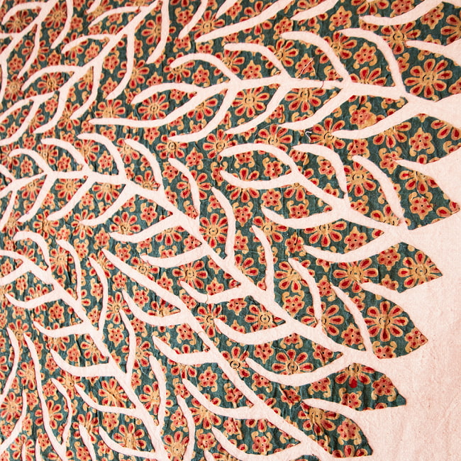 【展覧会出品用 最高級品・１点物】カンタ刺繍とバルメール村の美しいアップリケの特大マルチクロス 【約278cm x 225cm】-グリーン 5 - 生命の樹のアップリケも美しい仕上がりです