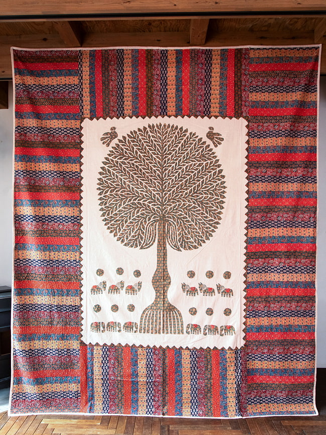 【展覧会出品用 最高級品・１点物】カンタ刺繍とバルメール村の美しいアップリケの特大マルチクロス 【約278cm x 225cm】-グリーンの写真1枚目です。インド伝統のブロックプリント布のカンタ刺繍ににバルメール村のアップリケが組み合わさった大判の布地です。マルチクロス,大判布,大きい 布,ベッドカバー,壁掛け