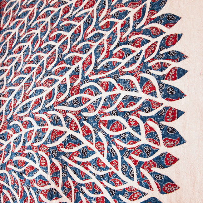 【展覧会出品用 最高級品・１点物】カンタ刺繍とバルメール村の美しいアップリケの特大マルチクロス 【約278cm x 225cm】-ブルー 5 - 生命の樹のアップリケも美しい仕上がりです