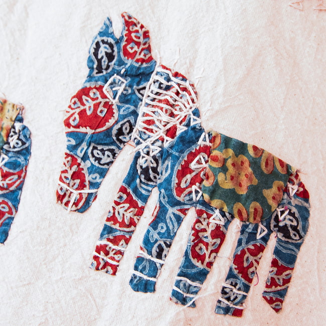 【展覧会出品用 最高級品・１点物】カンタ刺繍とバルメール村の美しいアップリケの特大マルチクロス 【約278cm x 225cm】-ブルー 6 - 動物たちも可愛らしい