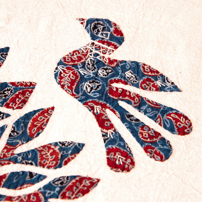 【展覧会出品用 最高級品・１点物】カンタ刺繍とバルメール村の美しいアップリケの特大マルチクロス 【約278cm x 225cm】-ブルー 8 - 動物たちも可愛らしい