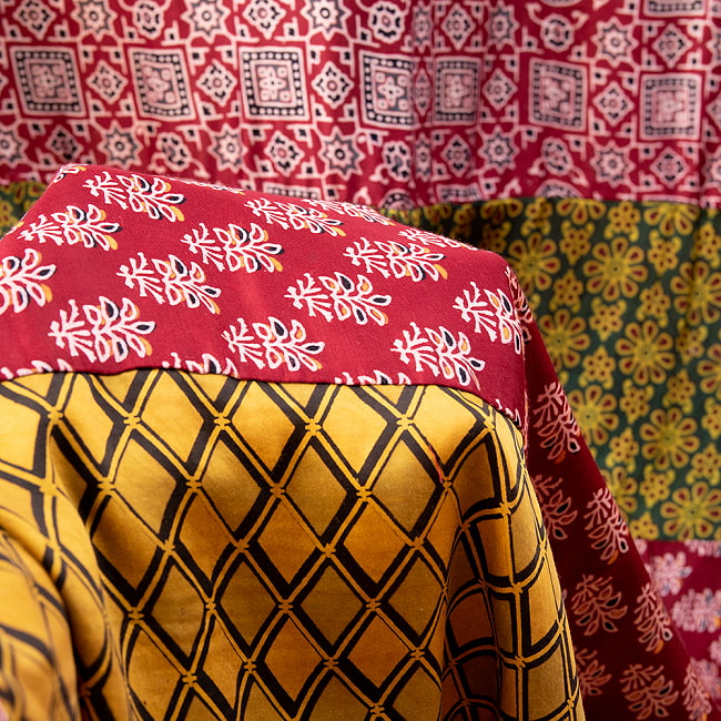 1点もの インドの伝統柄 アジュラックプリント ドゥパッタ ストール【約82cm×238cm】 7 - 化繊へプリントしたものは気持ち艶があります
