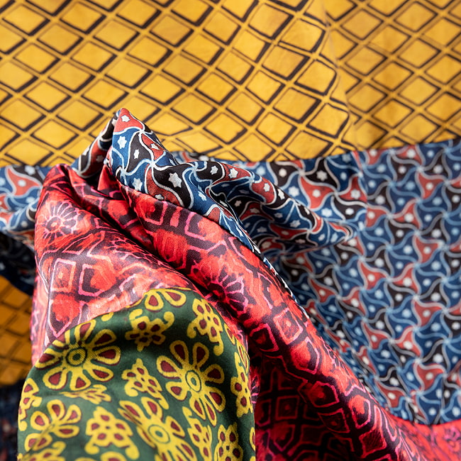 1点もの インドの伝統柄 アジュラックプリント ドゥパッタ ストール【約82cm×248cm】 7 - 化繊へプリントしたものは気持ち艶があります
