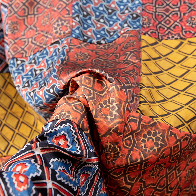 1点もの インドの伝統柄 アジュラックプリント ドゥパッタ ストール【約86cm×230cm】 7 - 化繊へプリントしたものは気持ち艶があります