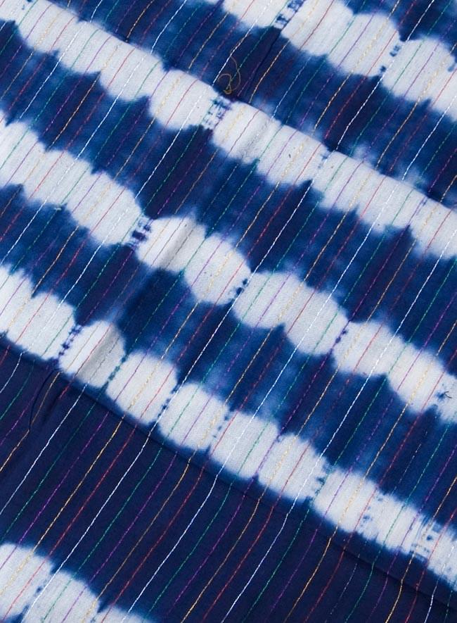 金糸入りタイダイ染めスカーフ - 紺 2 - カラフルな金糸がたくさん織り込まれています。
