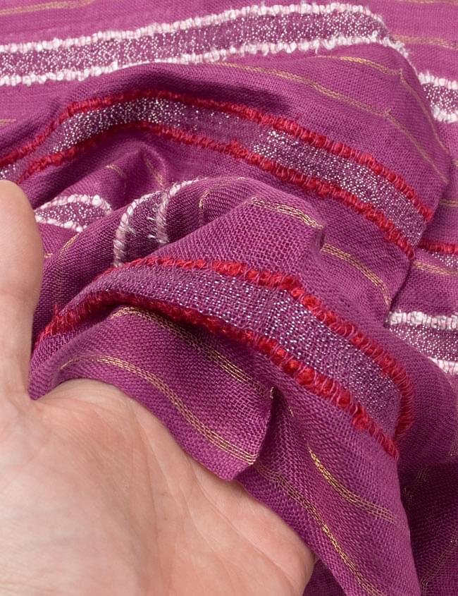 金糸入りスカーフ - 紫系 6 - 質感を感じていただくため、手にとってみました。