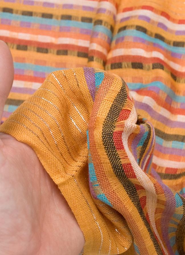 銀糸入りスカーフ - 薄オレンジ系 6 - 質感を感じていただくため、手にとってみました。