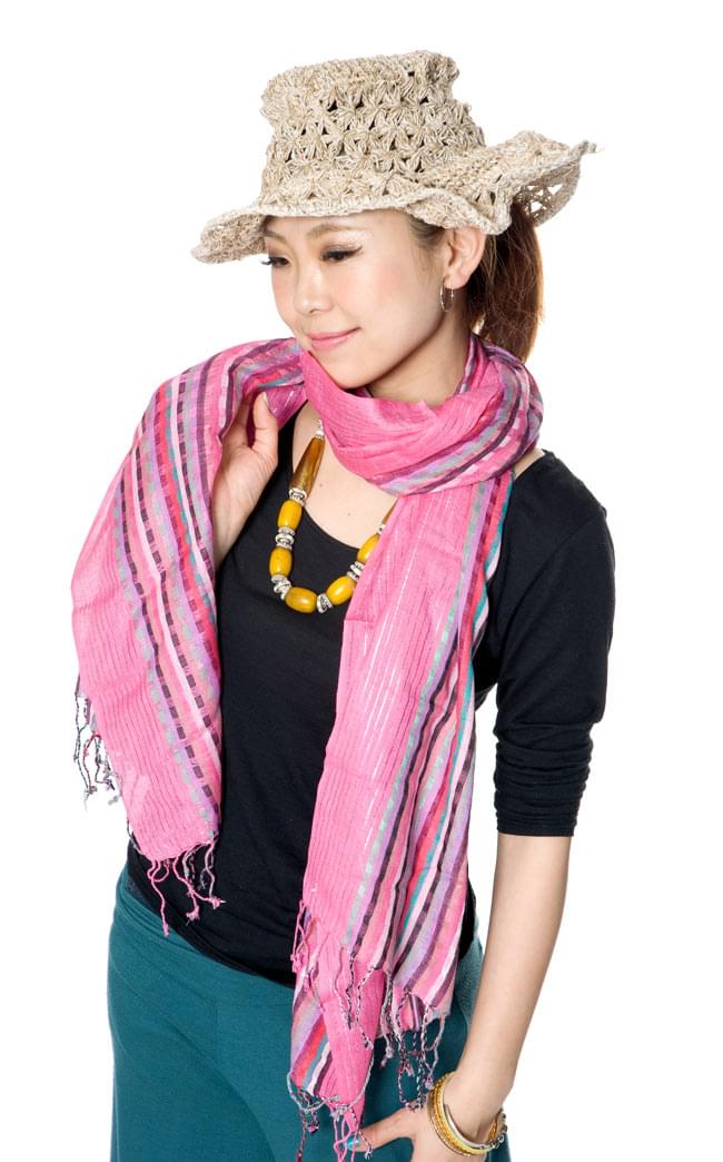 銀糸入りスカーフ - 薄オレンジ系 7 - 身長150cmのモデルさんに着てもらいました。