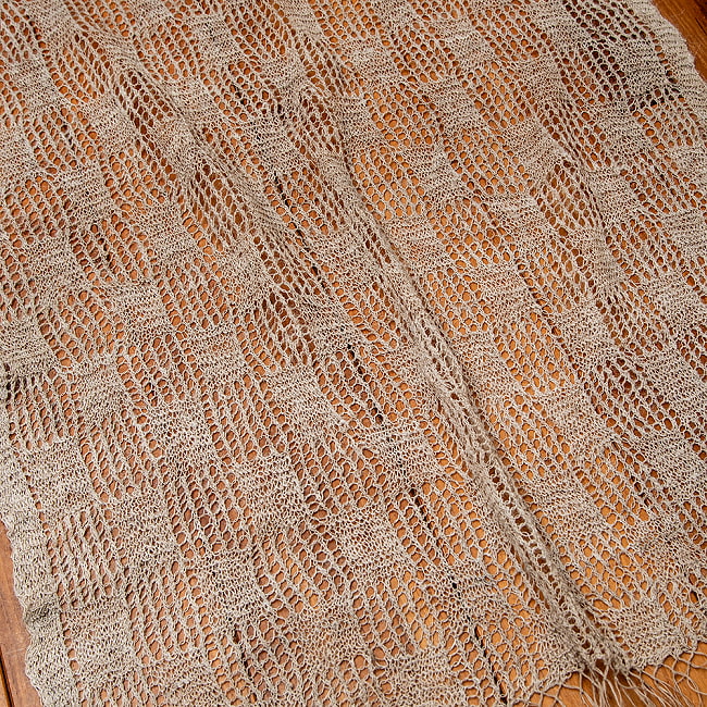 【1点もの】天然ネトルの手編みストール 約180cm x 59cm 3 - 立体的で複雑な編み目模様です。