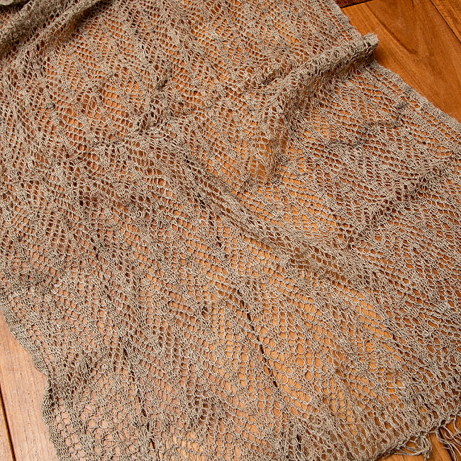 【1点もの】天然ネトルの手編みストール 約192cm x 55cm 3 - 立体的で複雑な編み目模様です。