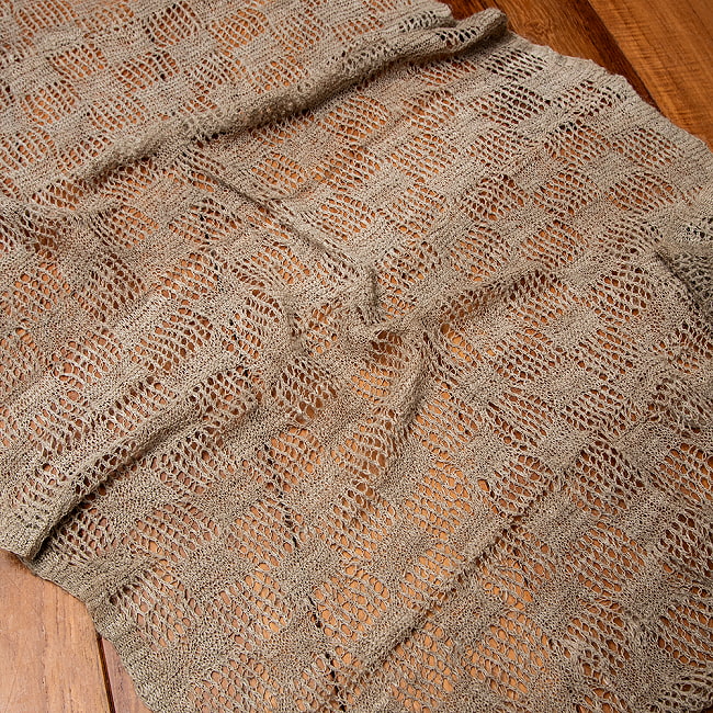 【1点もの】天然ネトルの手編みストール 約168cm x 57cm 3 - 立体的で複雑な編み目模様です。
