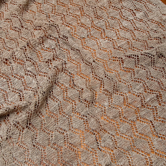 【1点もの】天然ネトルの手編みストール 約194cm x 58cm 3 - 立体的で複雑な編み目模様です。