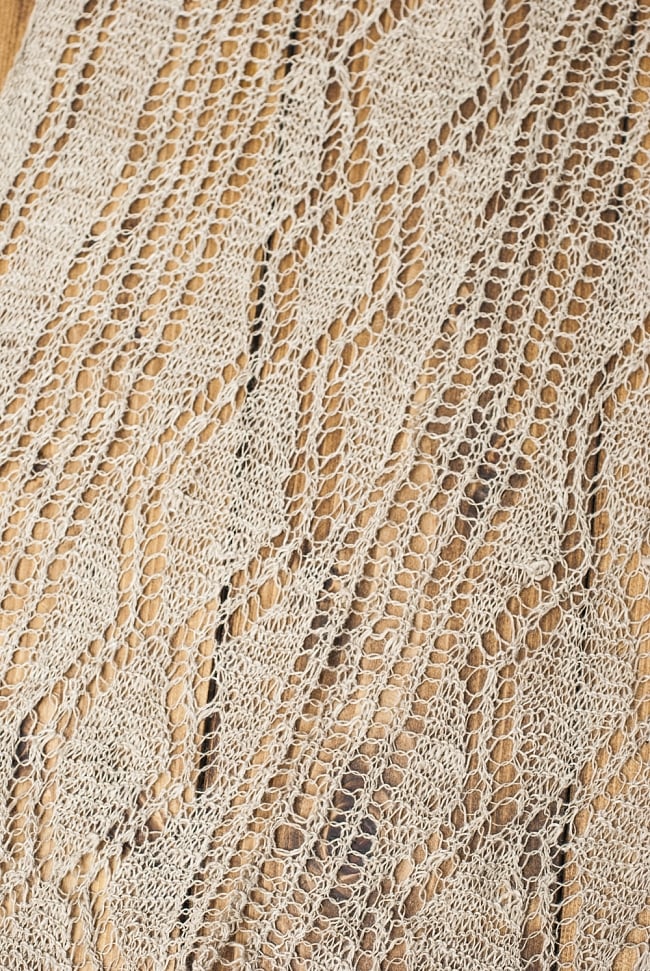 天然ネトルの手編みストール 3 - 丁寧に編み込まれた網目模様です。