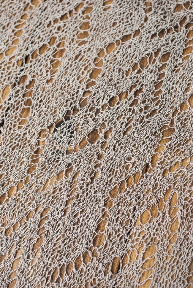 天然ネトルの手編みストール 3 - 丁寧に編み込まれた網目模様です。