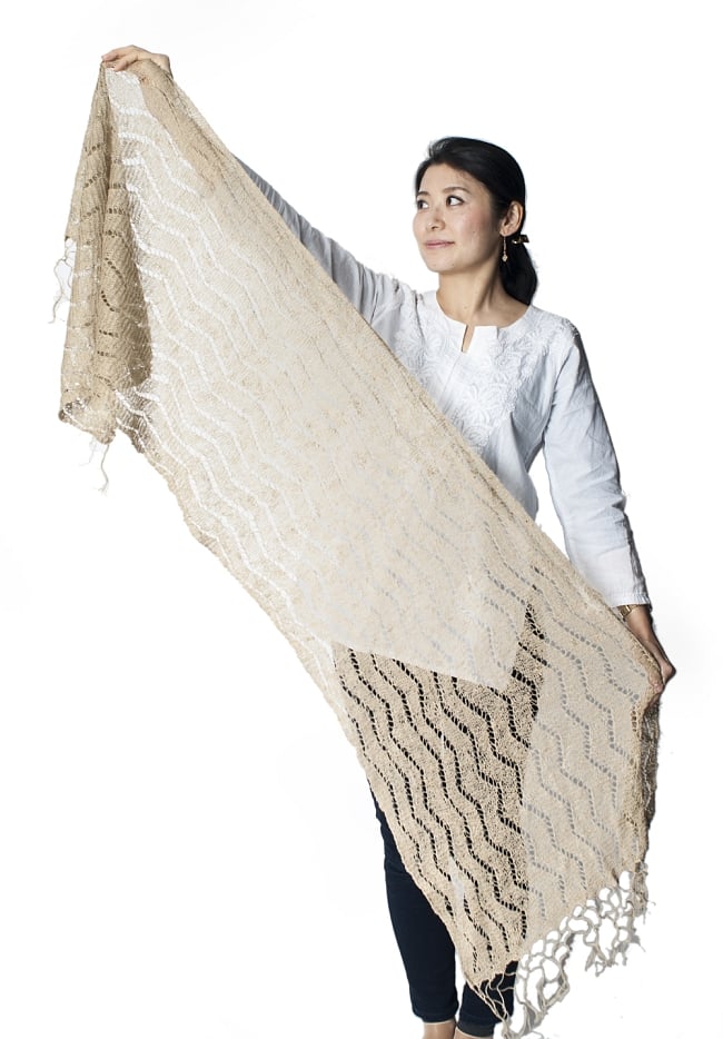 天然ネトルの手編みストール 7 - 広げてみるとこれくらいの大きさです（写真の女性は身長165cmです）