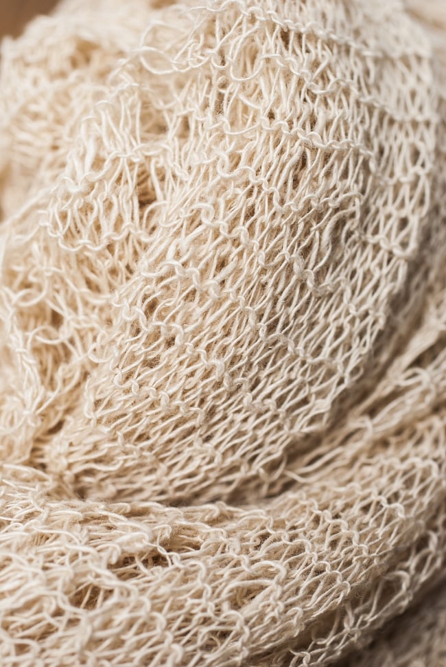 天然ネトルの手編みストール 5 - 長い時間をかけて丁寧に編み込んだ様子が伺われます。
