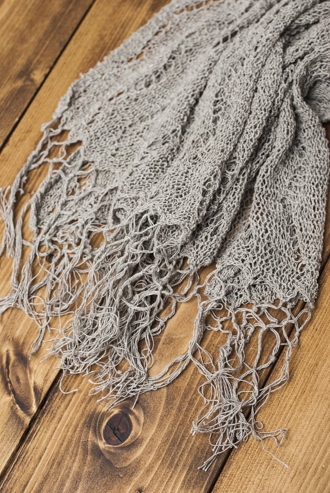 天然ネトルの手編みストール 5 - 長い時間をかけて丁寧に編み込んだ様子が伺われます。