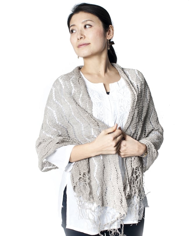 天然ネトルの手編みストール 6 - 着用例になります。