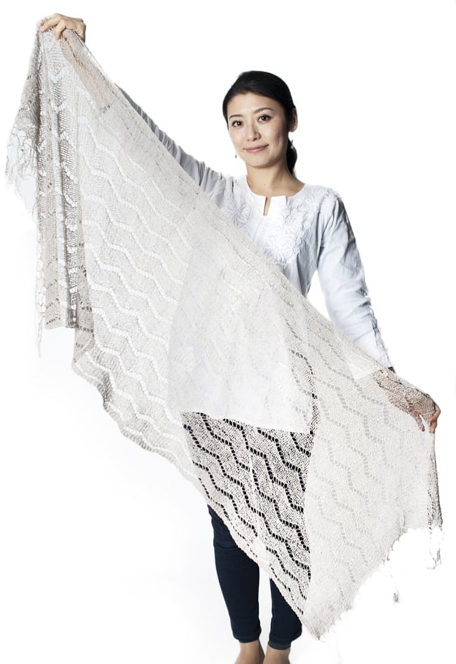 天然ネトルの手編みストール 7 - 広げてみるとこれくらいの大きさです(写真の女性は身長165cmです)