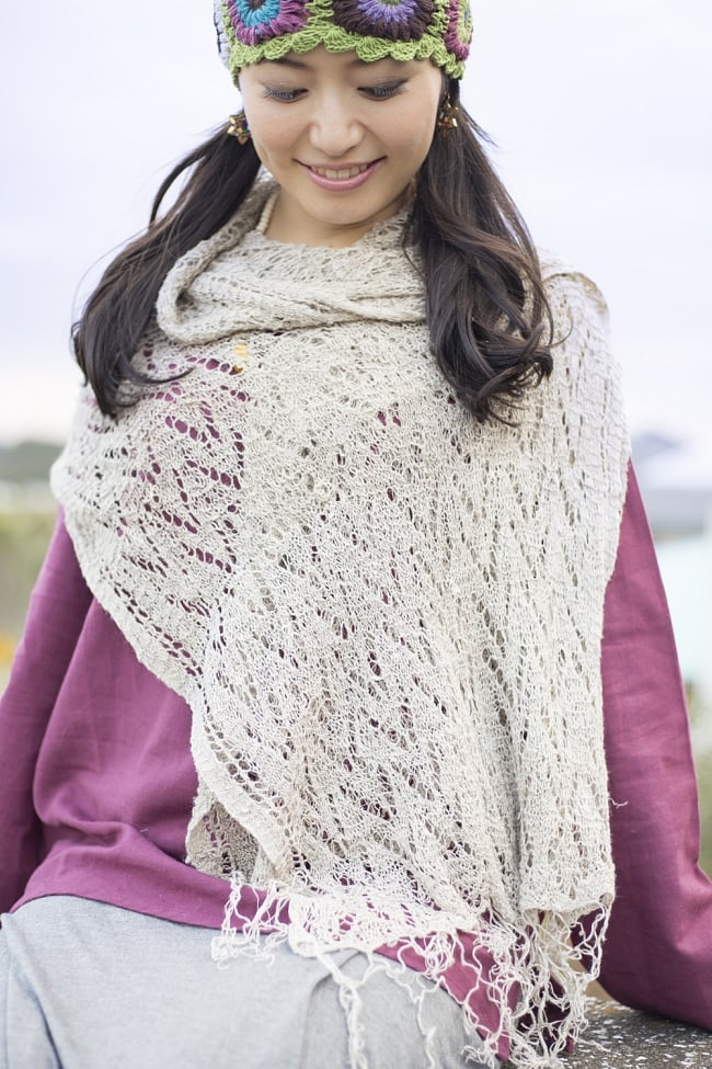 天然ネトルの手編みストール 8 - 屋外での着用例です(以下は同ジャンル品の使用例となります)