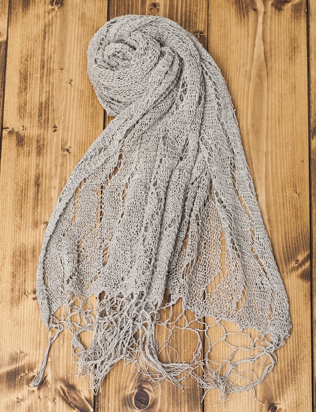 天然ネトルの手編みストールの写真1枚目です。ヘンプ素材とは思えない柔らかなショールです。ヘンプ,ワイルドヘンプ,ショール,ストール