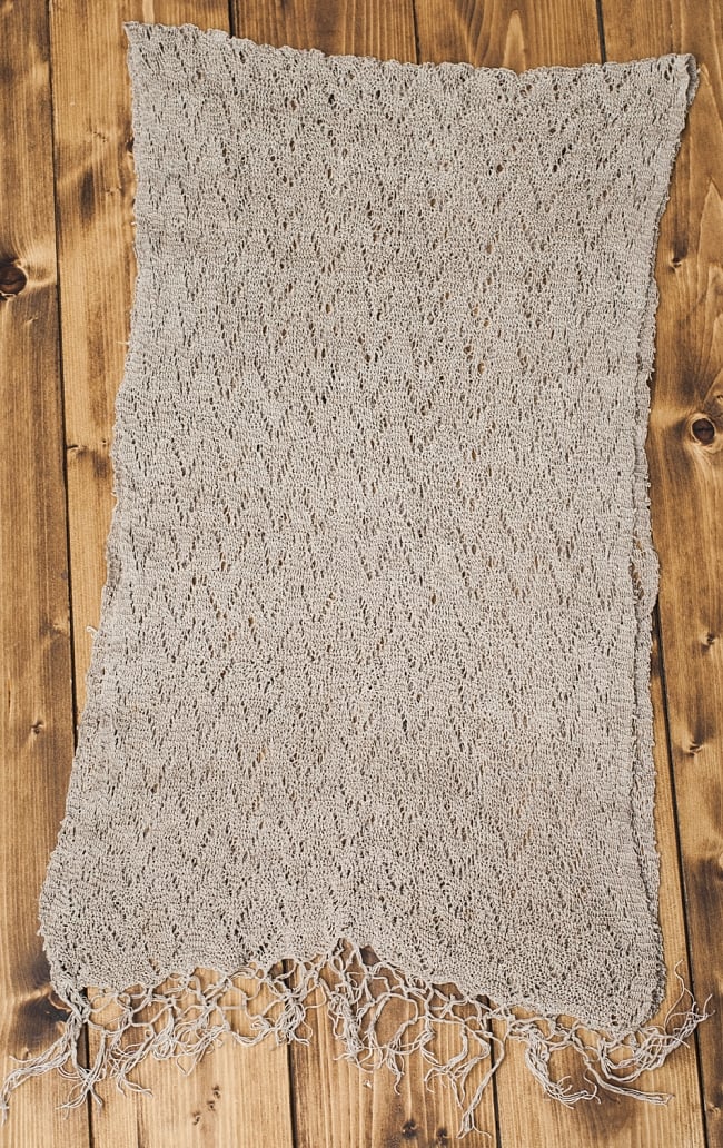天然ネトルの手編みストール 2 - 二つ折りにして広げてみました。