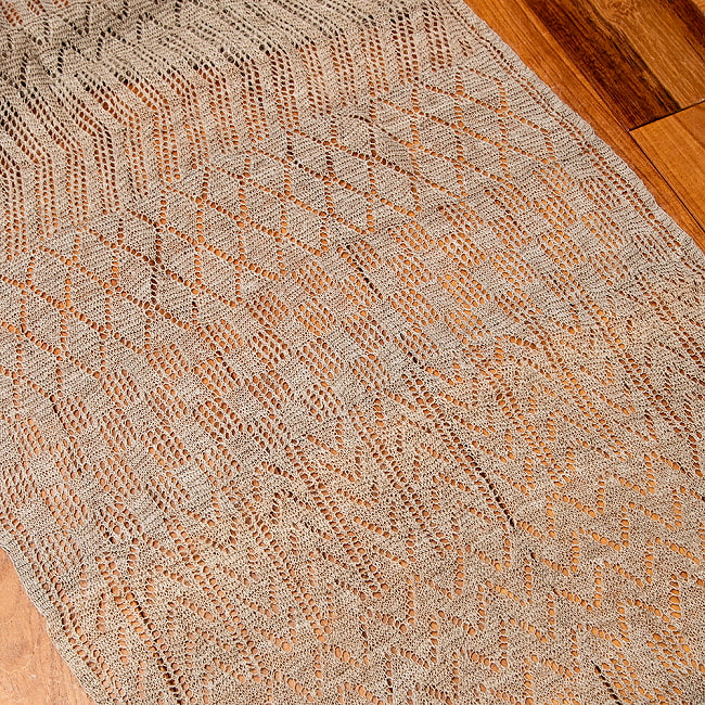 【1点もの】天然ネトルの手編みストール 約192cm x 54cm 3 - 立体的で複雑な編み目模様です。