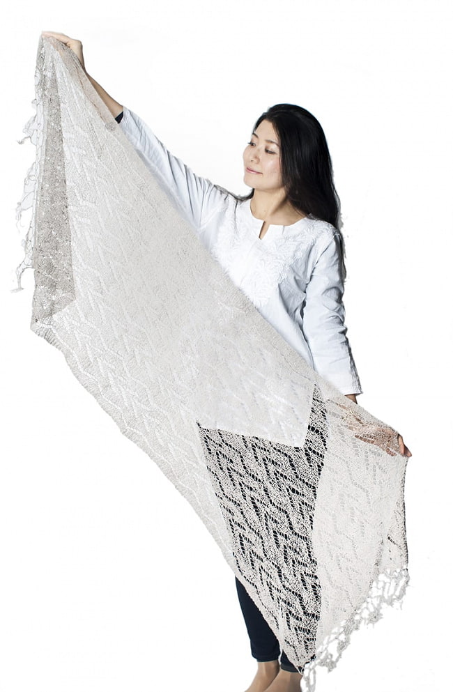 【1点もの】天然ネトルの手編みストール 約192cm x 54cm 7 - 同ジャンル品の着用例になります。