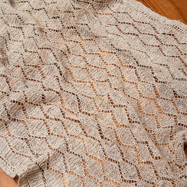 【1点もの】天然ネトルの手編みストール 約176cm x 64cm 3 - 立体的で複雑な編み目模様です。