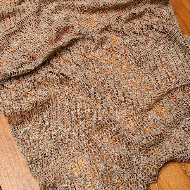 【1点もの】天然ネトルの手編みストール 約178cm x 56cm 3 - 立体的で複雑な編み目模様です。