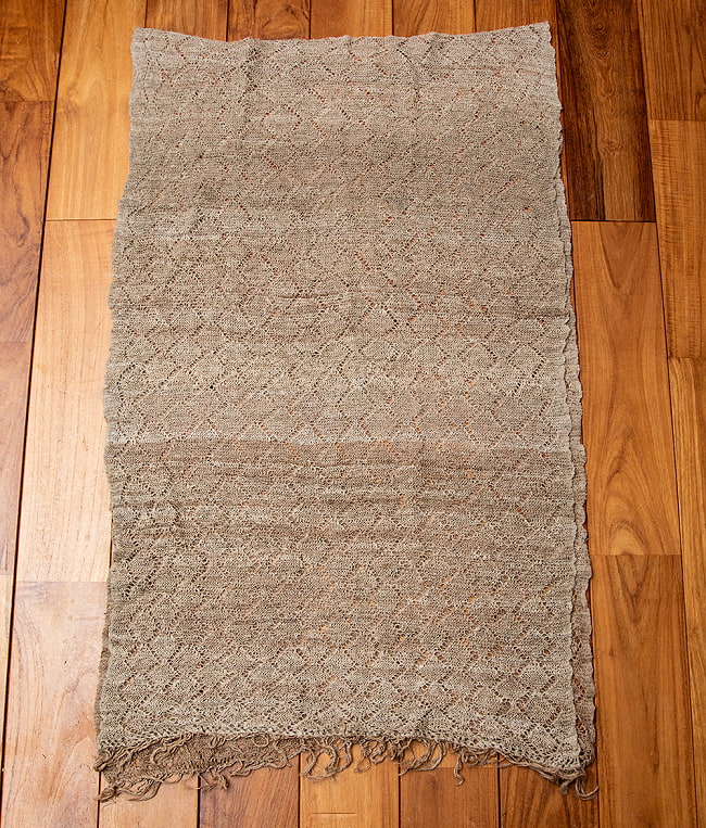 【1点もの】天然ネトルの手編みストール 約200cm x 58cm 2 - 二つ折りにして全体を見てみました。