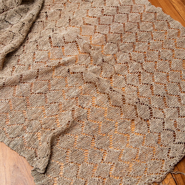 【1点もの】天然ネトルの手編みストール 約200cm x 58cm 3 - 立体的で複雑な編み目模様です。