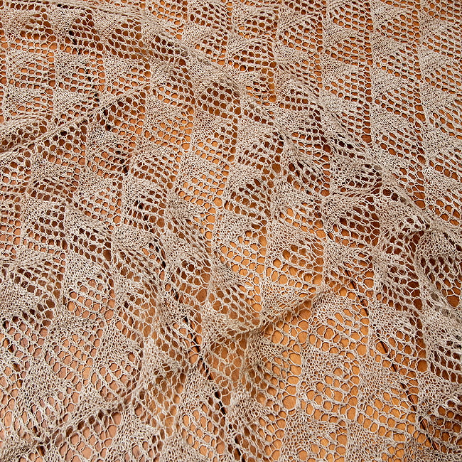 【1点もの】天然ネトルの手編みストール 約182cm x 61cm 3 - 立体的で複雑な編み目模様です。