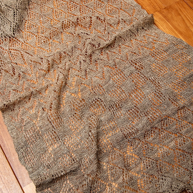 【1点もの】天然ネトルの手編みストール 約200cm x 53cm 3 - 立体的で複雑な編み目模様です。