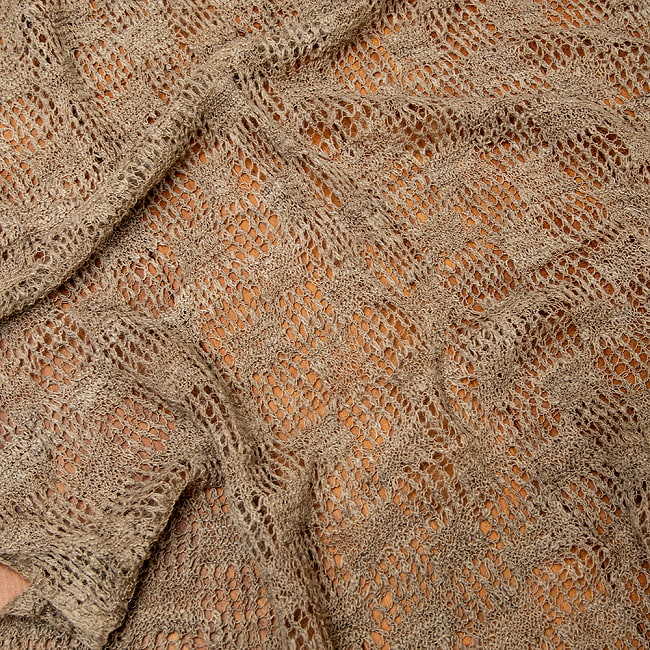 【1点もの】天然ネトルの手編みストール 約180cm x 56cm 3 - 立体的で複雑な編み目模様です。