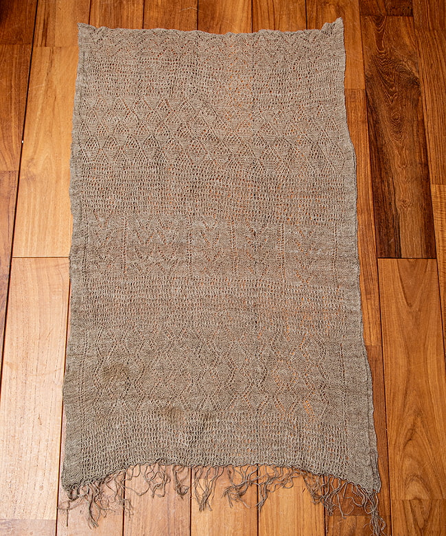 【1点もの】天然ネトルの手編みストール 約182cm x 58cm 2 - 二つ折りにして全体を見てみました。