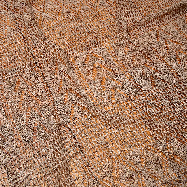 【1点もの】天然ネトルの手編みストール 約182cm x 58cm 3 - 立体的で複雑な編み目模様です。