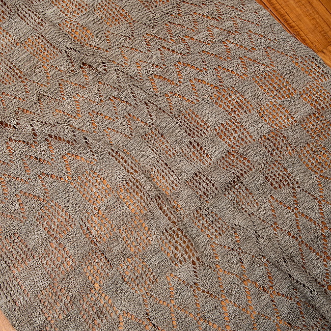 【1点もの】天然ネトルの手編みストール 約188cm x 53cm 3 - 立体的で複雑な編み目模様です。