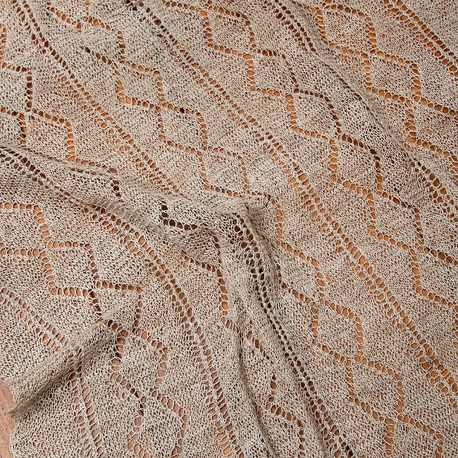 【1点もの】天然ネトルの手編みストール 約198cm x 54cm 3 - 立体的で複雑な編み目模様です。