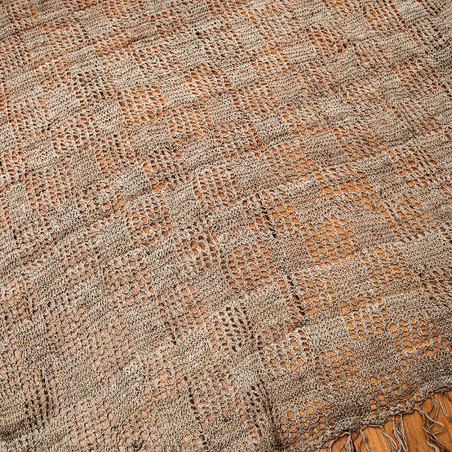【1点もの】天然ネトルの手編みストール 約166cm x 65cm 3 - 立体的で複雑な編み目模様です。