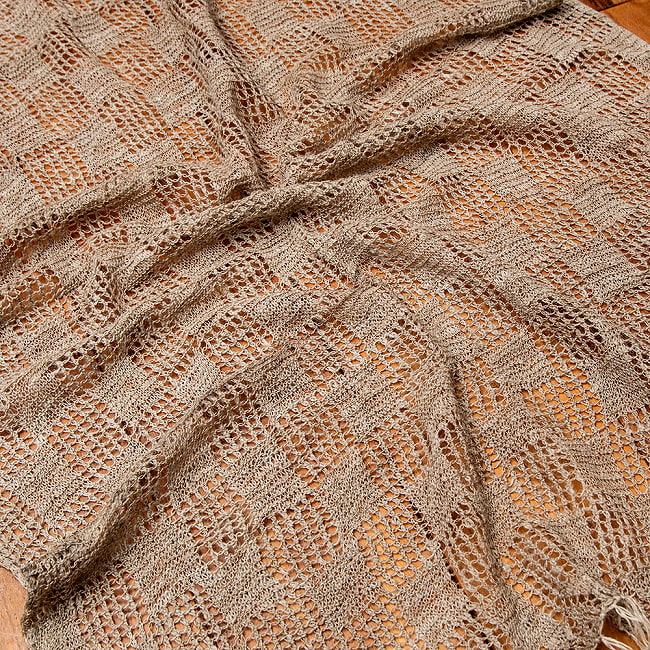 【1点もの】天然ネトルの手編みストール 約178cm x 60cm 3 - 立体的で複雑な編み目模様です。
