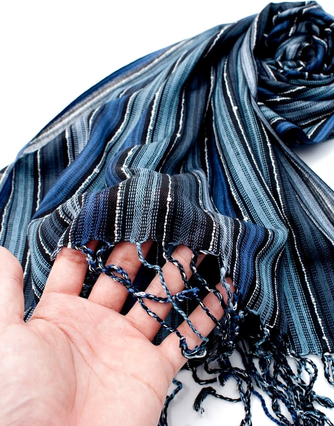 カラフルストライプスカーフ- - 水色×紺×黒系 7 - このような質感になります