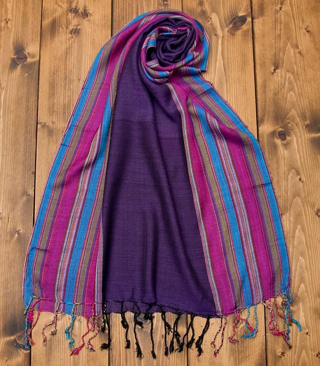 カラフルストライプスカーフ- 紫の写真1枚目です。インドの聖地、バラナシから。ストライプ柄の綺麗なスカーフです。ストール,マフラー,スカーフ,ストライプ,インテリアファブリック