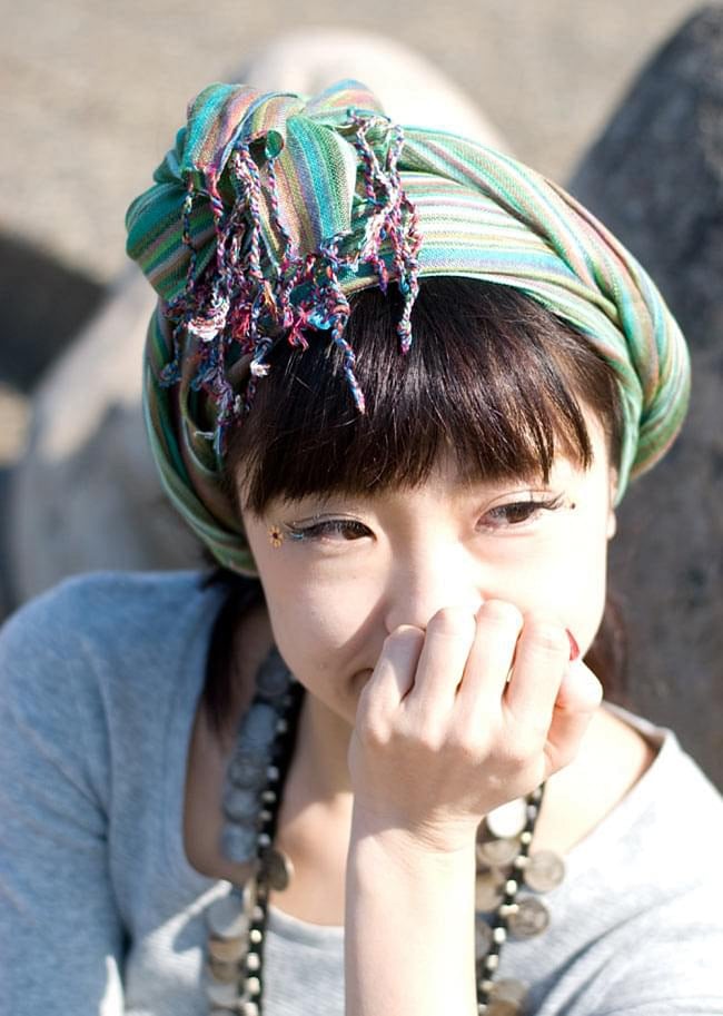 カラフルストライプスカーフ- えんじ 6 - 使用例です。頭に巻いても素敵ですね(こちらは別色の緑系【SCF-STRP-100】です)。